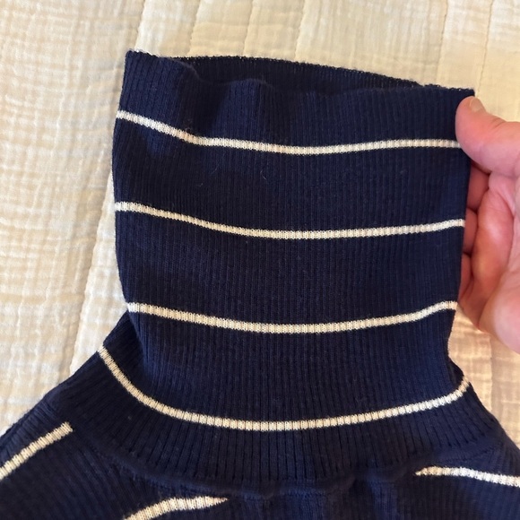 Guideboat Co. NYC  100% Merino Wool Knit Lightweight Turtleneck. Size Medium. - Picture 8 of 9